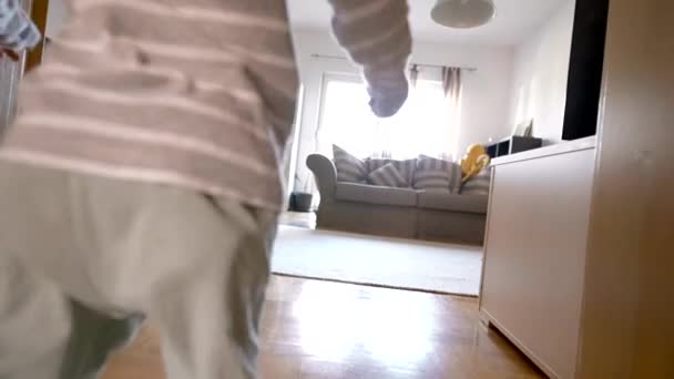 Tomto Podmanivém Videu Zvědavý Chlapec Zkoumá Zázraky Svého Obývacího Pokoje — Stock video