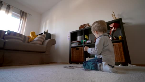 Маленький Хлопчик Яскравою Уявою Опиняється Чарівній Пригоді Сидячи Підлозі Вітальні — стокове відео