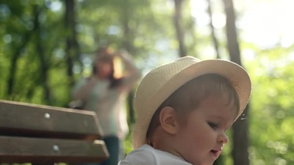 Ένα Μικρό Αγόρι Που Φοράει Καπέλο Παίζει Ένα Πάρκο — Αρχείο Βίντεο