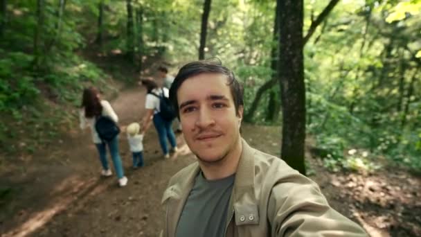 Bir Adam Ormanlık Alanda Kendi Portresini Çeker — Stok video