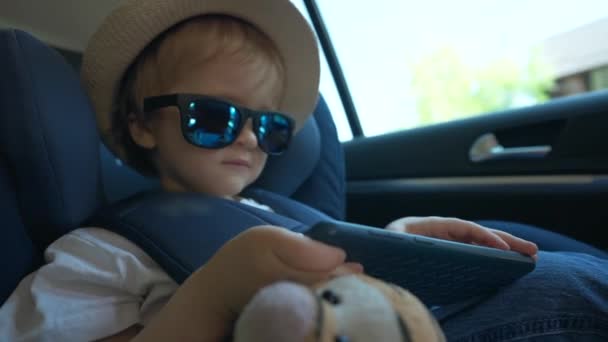 Une Vidéo Montrant Jeune Garçon Assis Sur Siège Auto Portant — Video