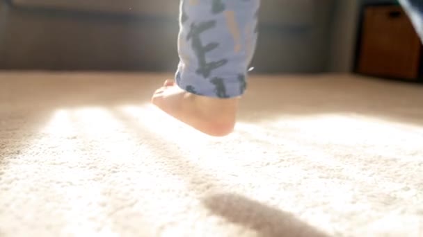 这段视频描绘了一个人在地毯上行走的模糊形象 提供了行动和周围环境的一瞥 — 图库视频影像