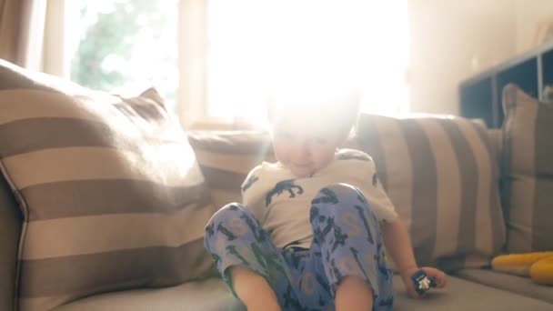 Mały Chłopiec Spokojnie Siedzi Kanapie — Wideo stockowe