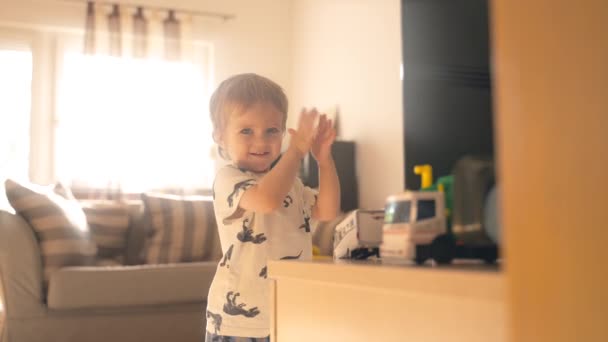 Küçük Bir Çocuk Aynanın Önünde Dikilirken Yansımasını Gözlemler — Stok video