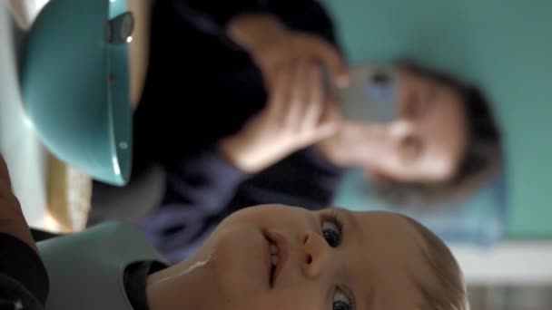 Curioso Bambino Guarda Macchina Fotografica Piatto Cibo Davanti Lui Mentre — Video Stock