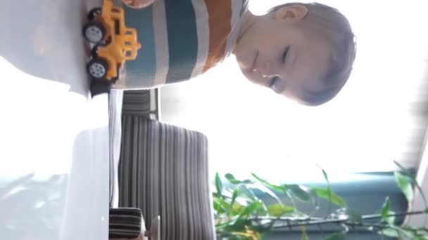 Malý Chlapec Sedí Stolu Hraje Hračkou Zatímco Tráví Čas Útulné — Stock video