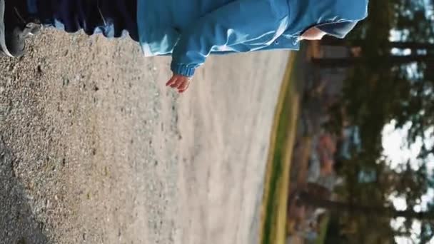 Anya Megfogja Kisfia Kezét Amint Ősszel Vidéken Sétál Földúton Aranyos Jogdíjmentes Stock Videó