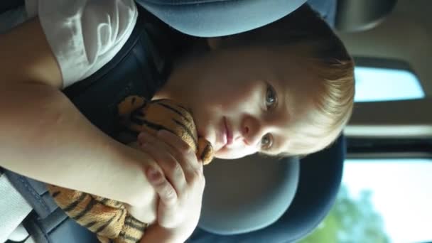 Видеосъемка Маленького Мальчика Надежно Сидящего Автомобильном Кресле Обеспечивая Безопасность Время Видеоклип