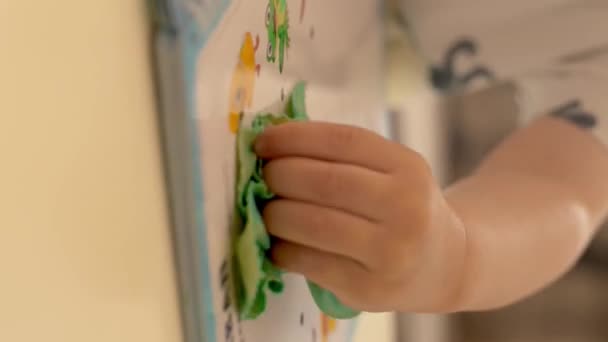 Bambino Piccolo Esplora Interagisce Con Libro Tavolo Impegnandosi Attività Educative — Video Stock