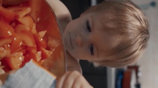 Молодий Хлопець Стоїть Перед Мискою Їжі Розмірковуючи Про Свій Наступний — стокове відео