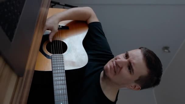 Rozczarowany Człowiek Nie Gra Gitarze Podczas Oglądania Samouczka Wideo Online — Wideo stockowe