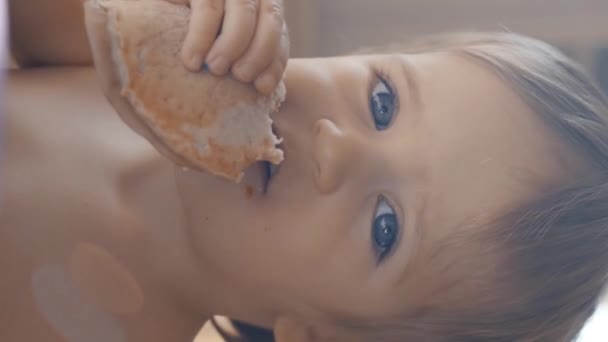 Mladý Chlapec Vychutnává Jídlo Když Používá Ruce Jídlu Svislé Záběry — Stock video