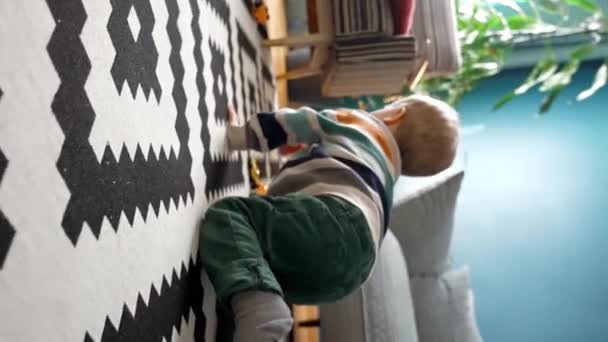 Вид Ззаду Невпізнаваного Хлопчика Повсякденному Одязі Ворони Підлозі Іграшки Автомобілів — стокове відео