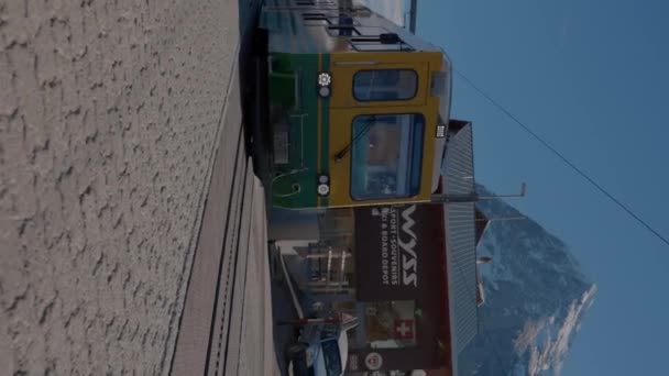 Schweiz Alpen Oktober 2022 Personenzug Erreicht Bahnhof Hochland Öffentliche Verkehrsmittel — Stockvideo