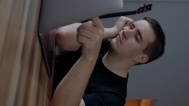 Втомлений Чоловік Натискає Кнопки Клавіатуру Сучасного Ноутбука Молодий Фрілансер Відчуває — стокове відео