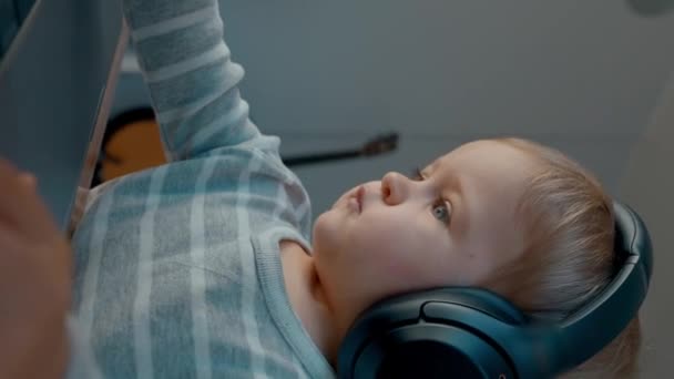 Sweet Balita Headphone Mencoba Untuk Mengetik Pada Laptop Modern Meniru — Stok Video