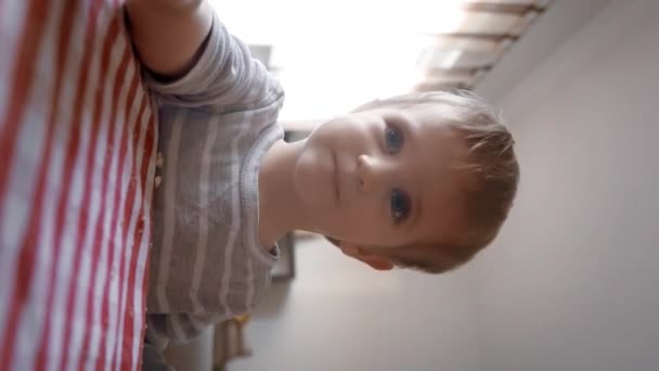 Tanúja Lehet Annak Varázslatos Pillanatnak Amikor Egy Kisfiú Kenyértartó Mesterségével — Stock videók