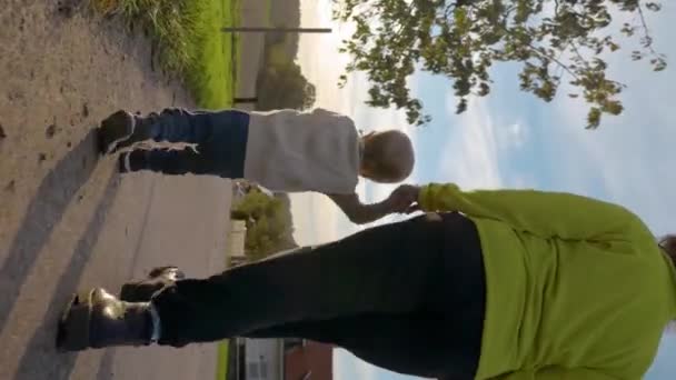 Aktive Kleinkind Junge Hält Hand Der Mutter Fuß Auf Landstraße Stock-Filmmaterial