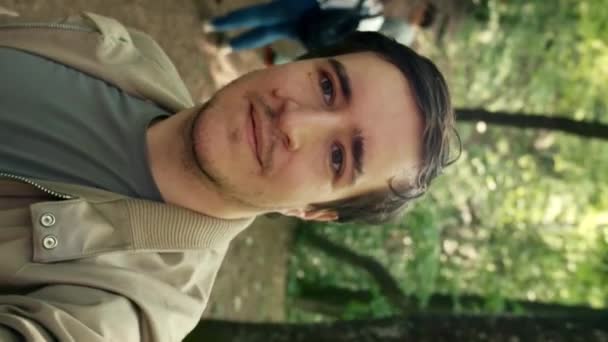 Ormanlık Alanda Bir Adam Kendi Portresini Çeker Dikey Görüntüler — Stok video