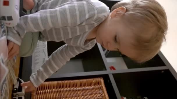 Titta När Nyfiken Baby Utforskar Sin Värld Njuta Läckerheter Fantasi — Stockvideo