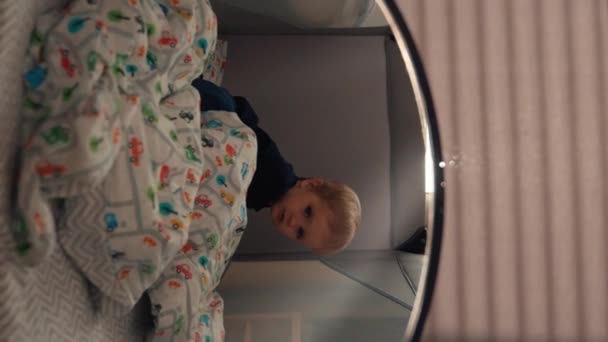 귀여운 금발의 유아는 하우스의 침실에 설치된 텐트를 아이들에 매트리스에 클로즈업에 — 비디오