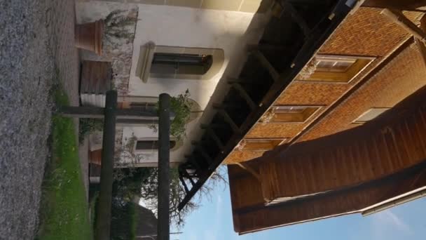 Césped Verde Patio Gran Casa Rural Dos Pisos Con Escaleras — Vídeos de Stock
