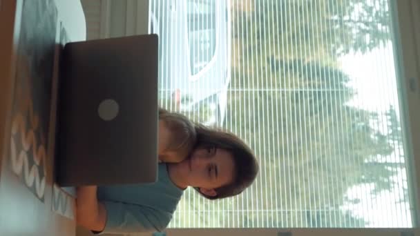Сосредоточенная Мать Пытается Работать Онлайн Ноутбуке Маленьким Сыном Коленях Женщина Стоковое Видео