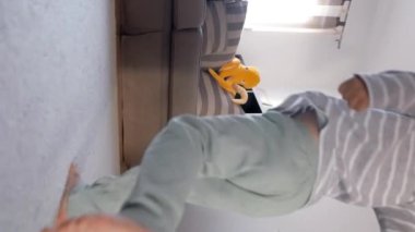 Oturma odasının ahenkli atmosferinde, bir kanepede huzur içinde dinlenen bir insanın büyüleyici sükunetini yaşayın. Huzurlu ve zarafetle yankılanan sakin bir ses ortamını davet edin.