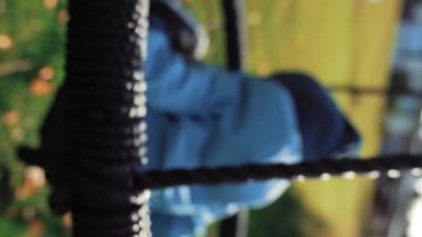 Anne, küçük oğlunu güneşli bir sonbahar gününde kır evinde salıncakta sallıyor. Bir kadın hafta sonu bebeğini kırsal kesimde ağırdan alarak eğlendiriyor..