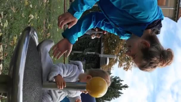 Швейцария Берн Октября 2022 Года Мать Смотрит Маленькая Дочь Крутится Лицензионные Стоковые Видео