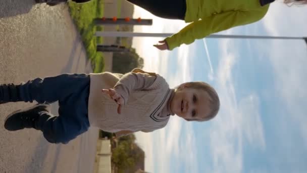 Matka Malý Syn Užívají Procházky Asfaltové Venkovské Cestě Při Jasném Videoklip