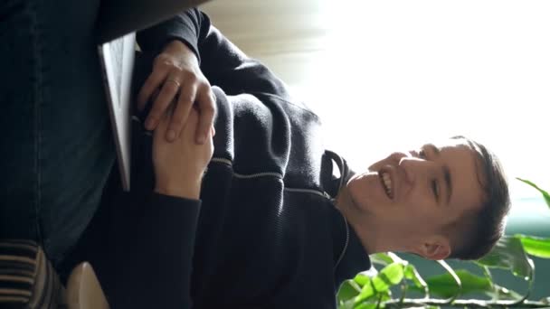 Genç Erkek Serbest Çalışan Gündelik Kıyafetlerle Kanepede Oturuyor Görüntülü Sohbet — Stok video