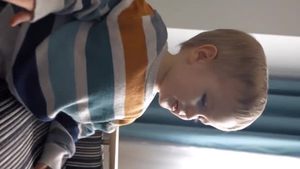 Boční Pohled Chlapečka Neformálním Oblečení Sedícího Pohovce Hrajícího Hračky Zatímco — Stock video