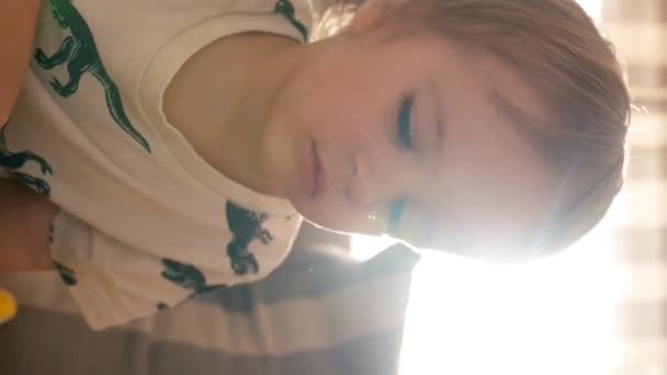 Kanepede Rahatça Oturan Küçük Bir Çocuk Kitap Okumaya Dalmış Rahat — Stok video