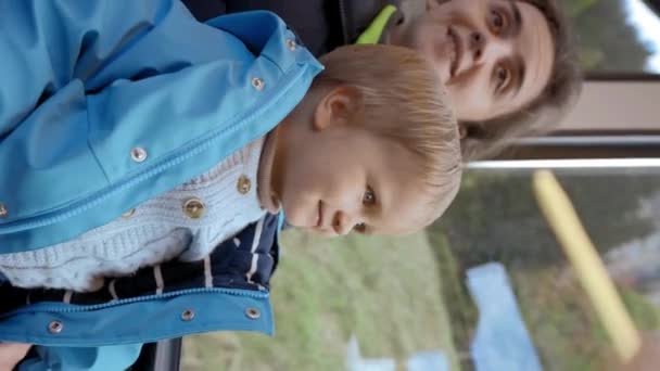 Boldog Anya Karjában Tartja Kisfiát Utasszállító Kocsi Ülésén Szőke Kisgyermek Jogdíjmentes Stock Videó