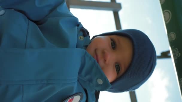 Aranyos Kisfiú Kalapban Készül Csúszik Játszótér Közelében Nyaraló Ház Boldog Stock Videó
