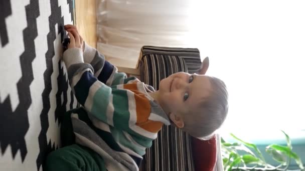 Roztomilý Chlapec Ležérní Oblečení Sedí Koberci Hraje Hračkou Zatímco Tráví — Stock video