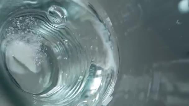 Reflektion Sjuka Man Kasta Piller Från Influensa Glas Vatten Man — Stockvideo