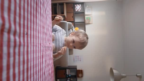 Присоединяйтесь Нам Этом Причудливом Очаровательном Видео Ребенок Радостно Сидит Столом — стоковое видео
