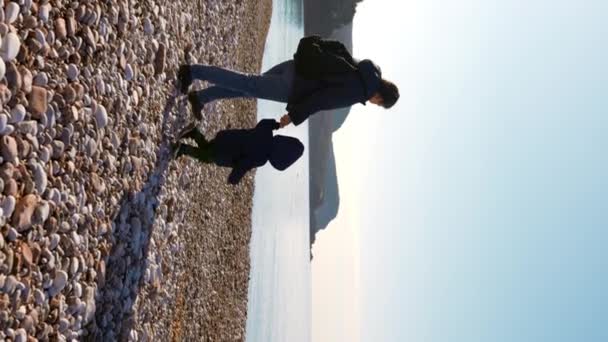 Μητέρα Και Νήπιο Γιος Περπατώντας Κατά Μήκος Όχθες Της Θάλασσας — Αρχείο Βίντεο
