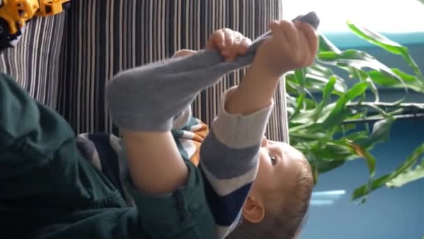 Sıcak Bir Oturma Odasında Bir Bebek Bir Koltuğa Oturur Çorap — Stok video