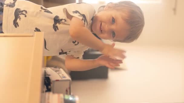 Lille Dreng Observerer Sin Refleksion Mens Han Står Foran Spejl – Stock-video
