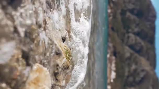Malowniczy Widok Szorstkie Skaliste Wybrzeże Pobliżu Falującego Morza Grzbietu Górskiego — Wideo stockowe