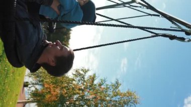 Babası küçük oğlunu güneşli bir günde göl kenarındaki yazlık evde salıncakta tutuyor. Adam, yeni yürümeye başlayan çocuğu kırsal kesimde ağırlıyor..