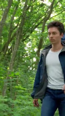 Birkaç genç turist sık ormanda yürüyüş yapıyor. Genç kız arkadaş durur ve yardım ister. Kahverengi saçlı bayan yorgun ve bitkin görünüyor..