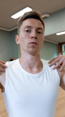 Stüdyoda yoga videolarını kaydeden profesyonel koçun POV 'u. Erkek kameraya konuşuyor ve kadınlara karşı yapılan egzersizleri anlatıyor..