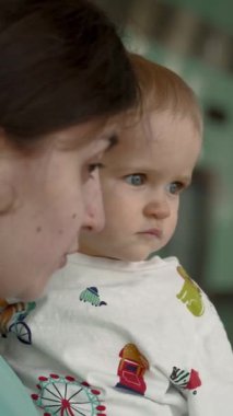 Anne, oğluna havaalanı terminalinin penceresini gösteriyor. Her zaman yeni kelimeler ve şeyler öğretmek. Dikey Çekim.