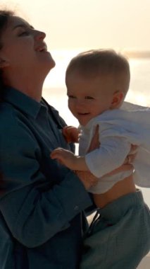 Annem ufaklığı yavaş çekimde gökyüzüne fırlatıyor. Okyanus kıyısındaki tropik bir ülkede mutlu bir çocukluk..