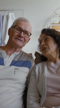 Mutlu kıdemli erkek ve kadınlar video görüşmesinde eski arkadaşlarıyla çevrimiçi iletişimin keyfini çıkarıyorlar. Oğlu, POV 'tan üçüncü şahsa yaşlı ebeveynlere sarılmak için odaya geliyor..