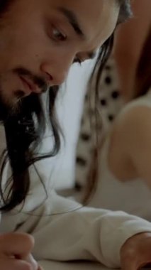 Danışman, öğretmenlik konferansındaki öğrencilerin görevlerini kontrol eder. Genç adam ve kadın iş yapmanın temelini öğreniyor seyirciler arasında sıralarda oturuyor yavaş çekim dikey çekim.